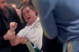 Rusko v nejsyrovější podobě. Muže v centru Moskvy za dne unesli a narvali do auta